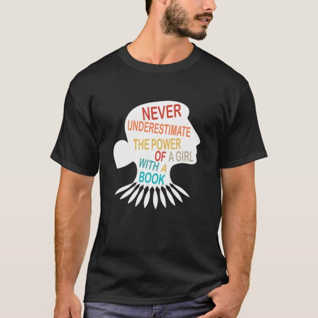 Camiseta Nunca subestime o poder de uma garota com livro (Frente)