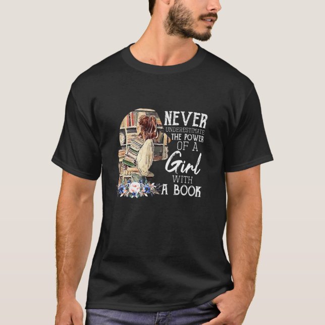 Camiseta Nunca Subestime O Poder De Uma Garota Com Um Boo (Frente)