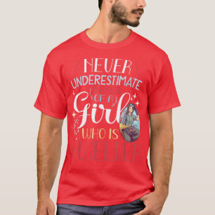 Camiseta Nunca subestime o poder de uma garota que é um W