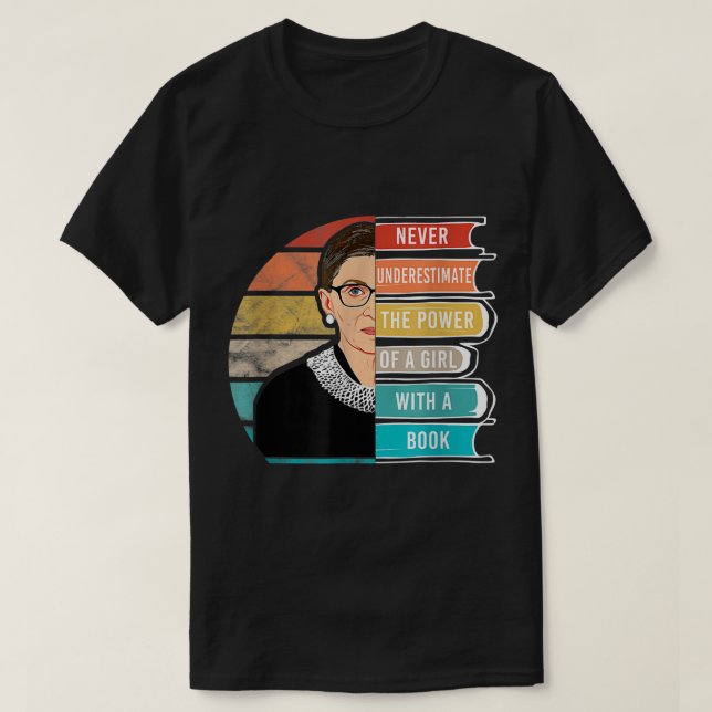 Camiseta Nunca Subestime O Poder De Uma Menina Com Livro (Frente do Design)