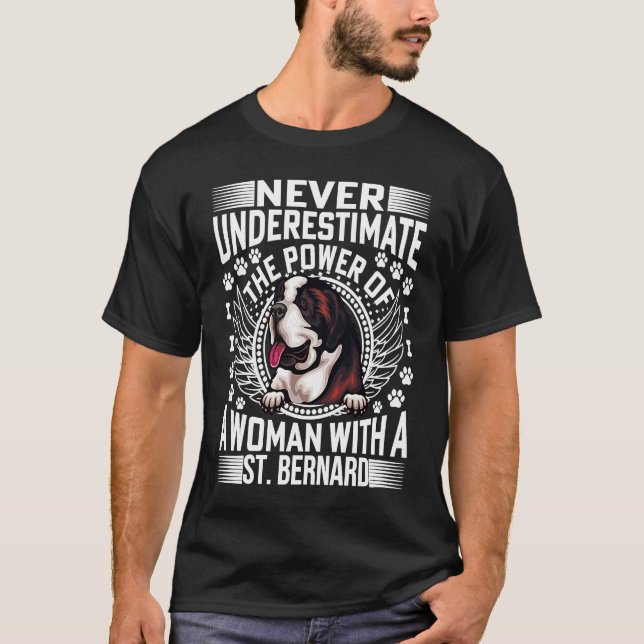 Camiseta Nunca Subestime o Poder de uma Mulher Com um St (Frente)