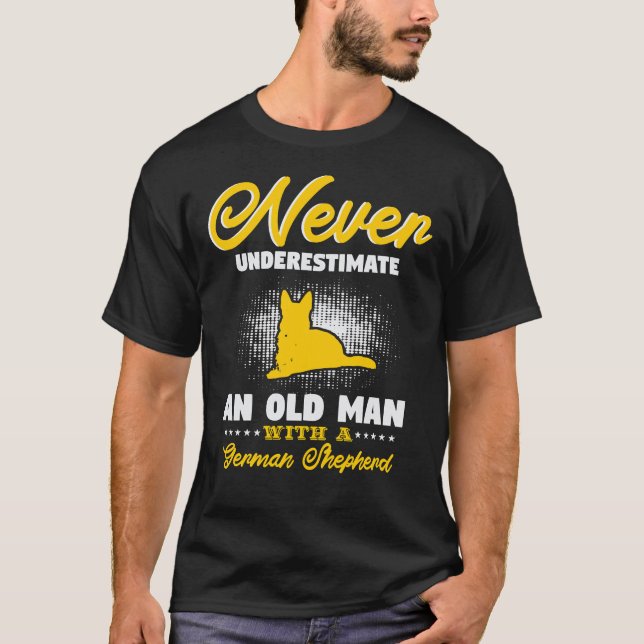 Camiseta Nunca Subestime O Velho Com German shepherd (Frente)