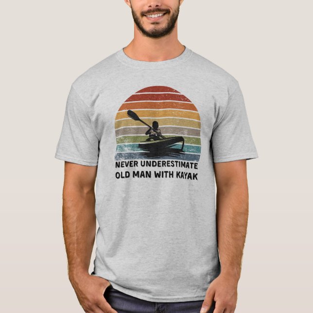 Camiseta Nunca subestime o Velho com o Caiaque (Frente)