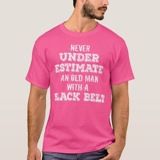 Camiseta Nunca Subestime O Velho Com O Caratê Negra (Frente)