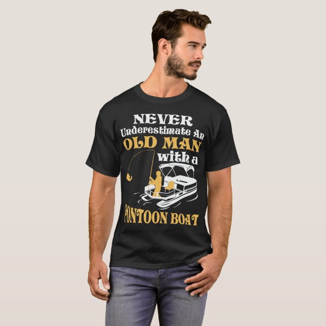 Camiseta Nunca subestime um ancião com um barco do pontão (Frente Completa)