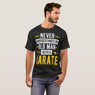 Camiseta Nunca subestime um ancião com um karaté