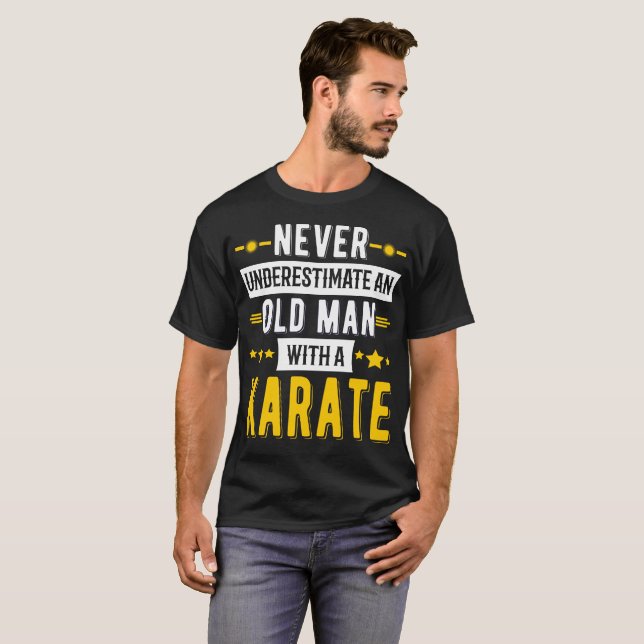 Camiseta Nunca subestime um ancião com um karaté (Frente Completa)