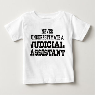 Camiseta Nunca subestime um assistente judicial