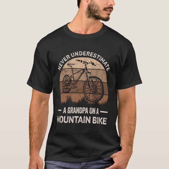 Camiseta Nunca Subestime Um Avô Em Uma Bicicleta De Montanh (Frente)