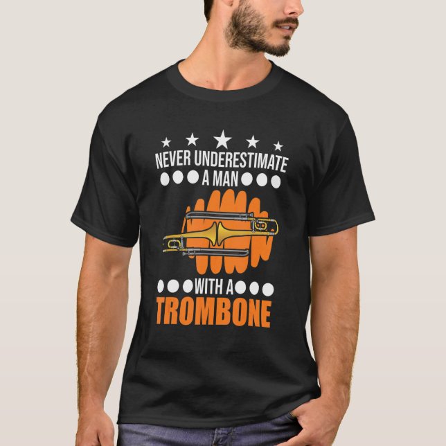 Camiseta Nunca Subestime Um Homem Com Trombone (Frente)