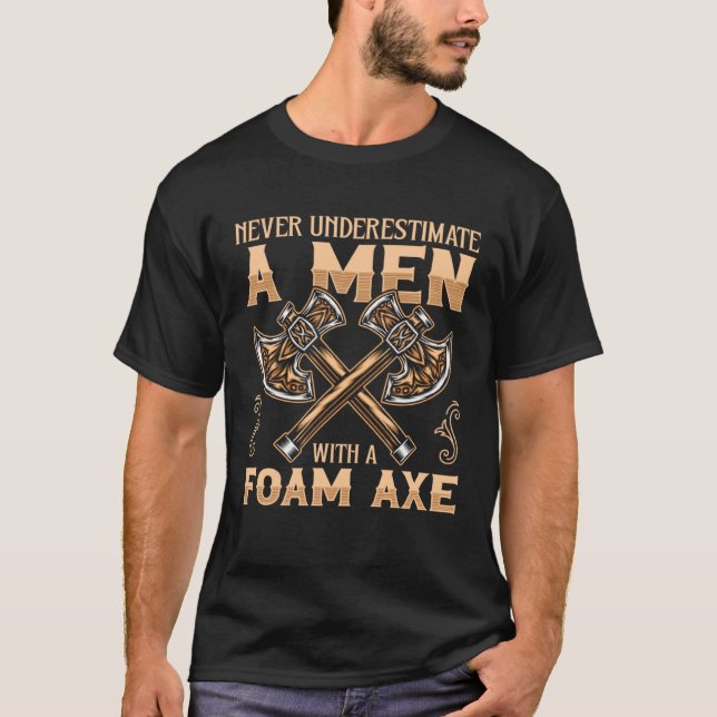 Camiseta Nunca Subestime Um Homem Com Uma Função De Ax De E (Frente)
