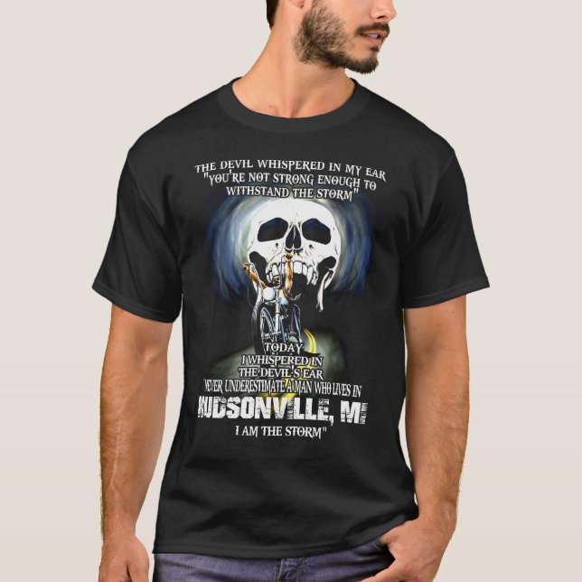 Camiseta Nunca subestime um homem do MI HUDSONVILLE (Frente)