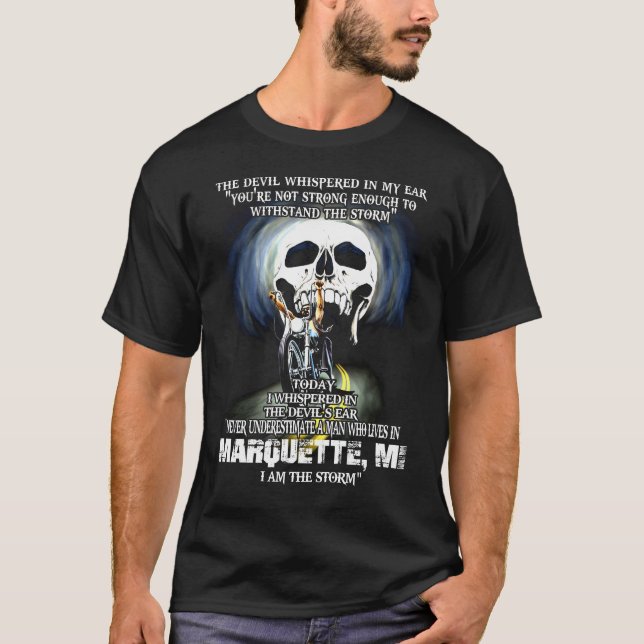 Camiseta Nunca subestime um homem MARQUETTE MI (Frente)