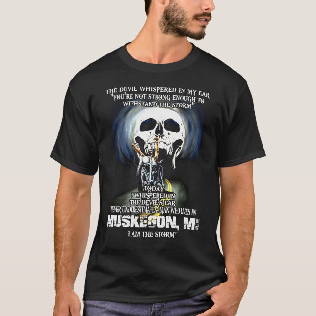 Camiseta Nunca subestime um homem MUSKEGON MI (Frente)