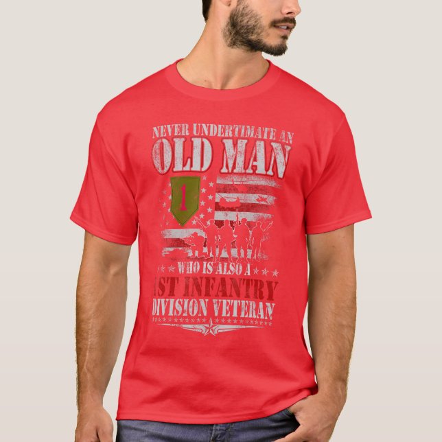 Camiseta Nunca Subestime Um Homem Velho 1ª Divisão de Infan (Frente)
