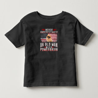 Camiseta Nunca subestime um homem velho com um Pomerânia