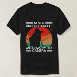 Camiseta Nunca Subestime um Homem Velho Com uma Câmera