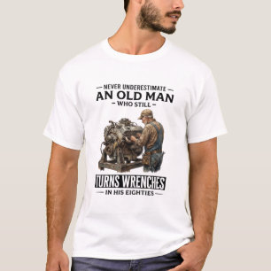 Camiseta Nunca Subestime um Homem Velho que Ainda Gira