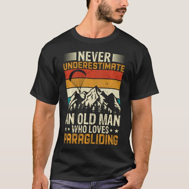 Camiseta - Nunca Subestime um Homem Velho Que Ama (Frente)