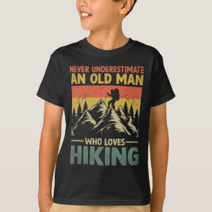 Camiseta Nunca Subestime um Homem Velho que Ama Caminhar