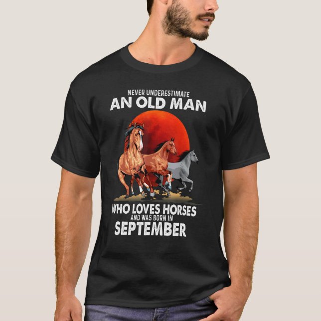 Camiseta Nunca Subestime um Homem Velho que Ama Cavalos Se (Frente)