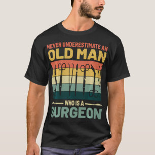 Camiseta Nunca Subestime Um Homem Velho Que É Um Cirurgião
