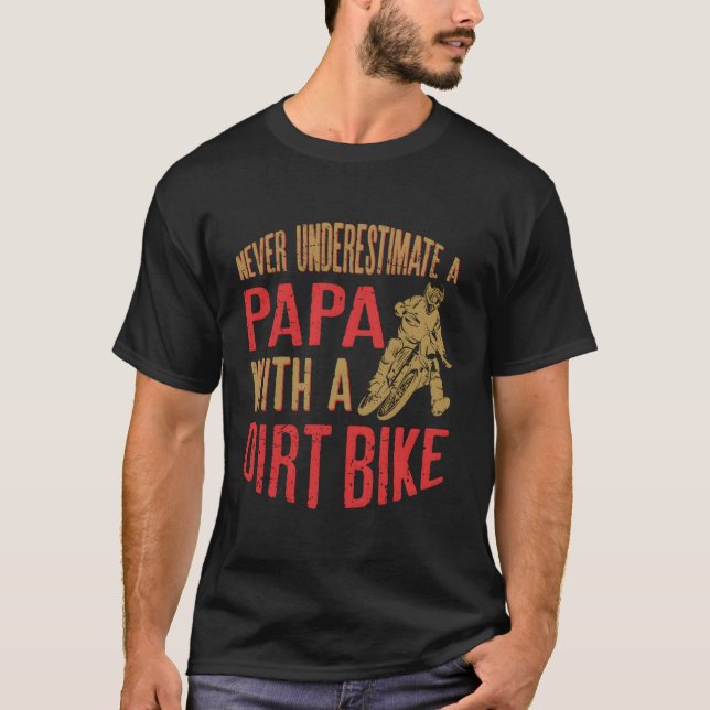 Camiseta Nunca Subestime Um Papá Com Um Presente De Bicicle (Frente)