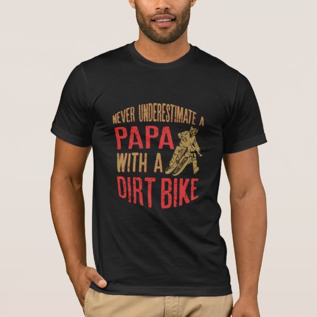 Camiseta Nunca Subestime Um Papa Com Uma Bicicleta De Sujei (Frente)