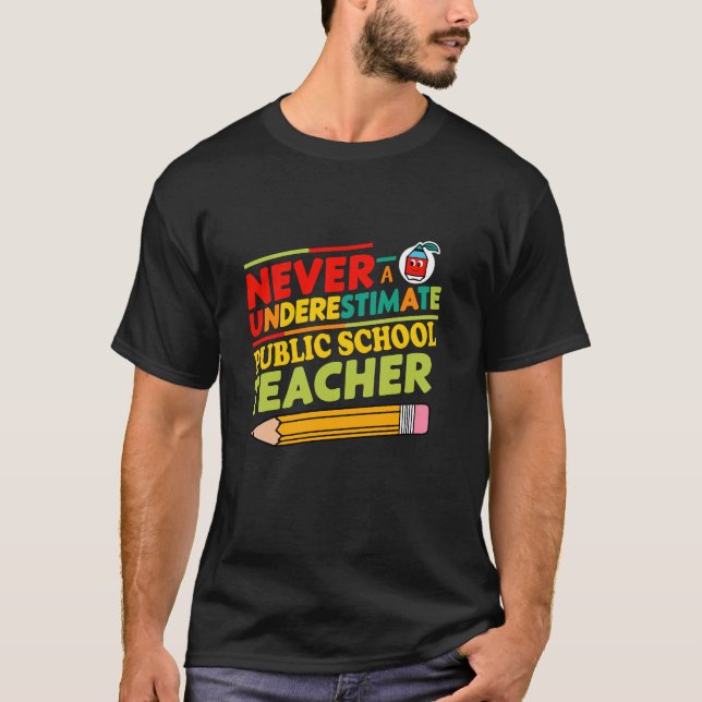 Camiseta Nunca subestime um professor de escola pública (Frente)