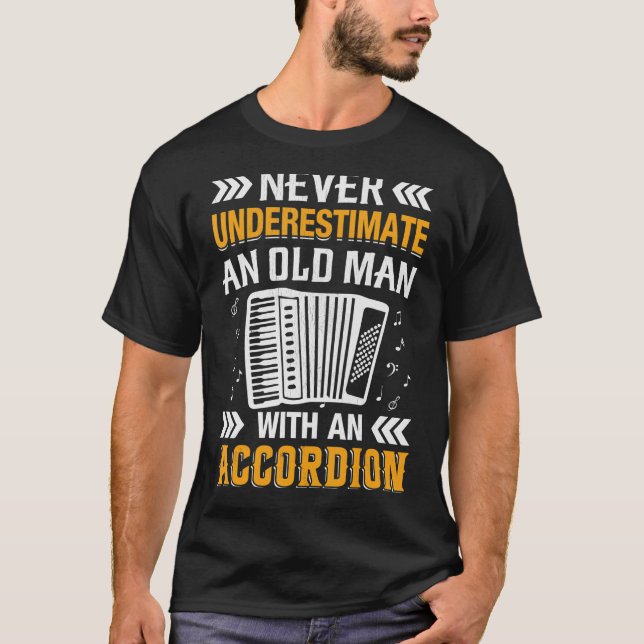 Camiseta Nunca subestime um Velho com Acordeão M (Frente)