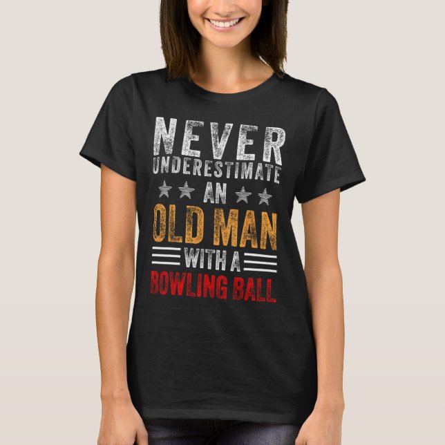Camiseta Nunca Subestime Um Velho Com Bola de boliche (Frente)