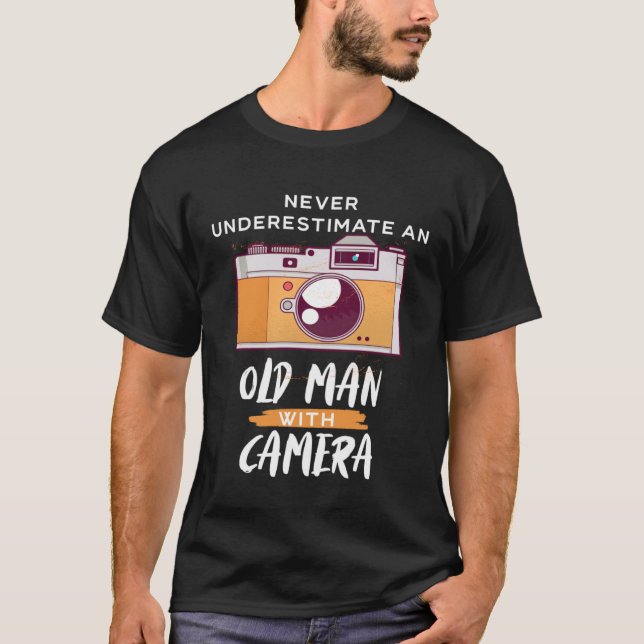 Camiseta Nunca Subestime Um Velho Com Câmera (Frente)