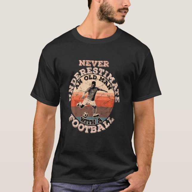 Camiseta Nunca Subestime Um Velho Com Futebol (Frente)