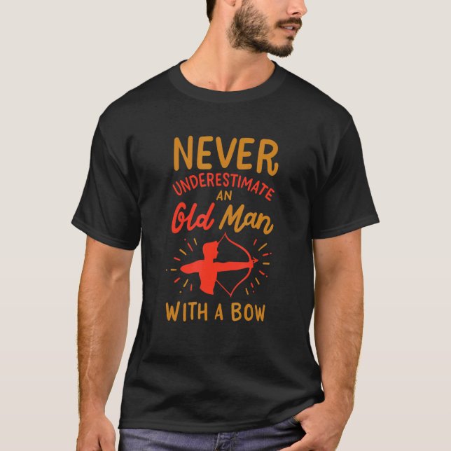 Camiseta Nunca Subestime Um Velho Com Um Arqueiro De Arcos (Frente)