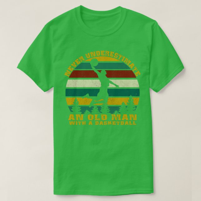 Camiseta Nunca Subestime Um Velho Com Um Basquete F (Frente do Design)