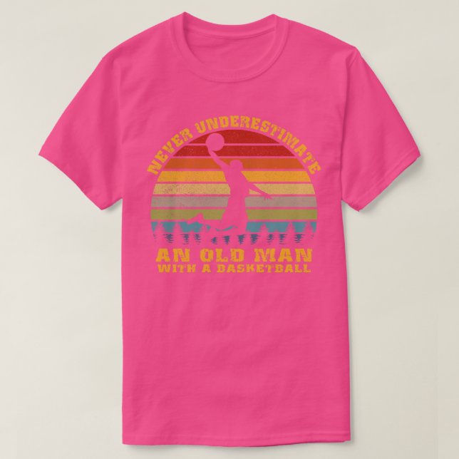 Camiseta Nunca Subestime Um Velho Com Um Basquete F (Frente do Design)