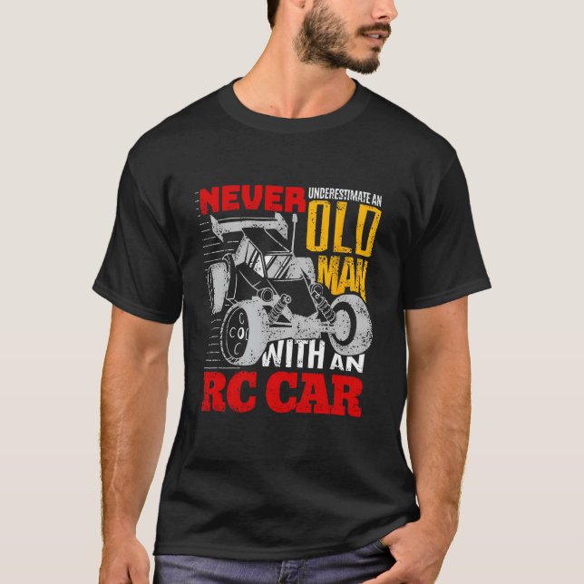 Camiseta Nunca Subestime Um Velho Com Um Carro RC (Frente)