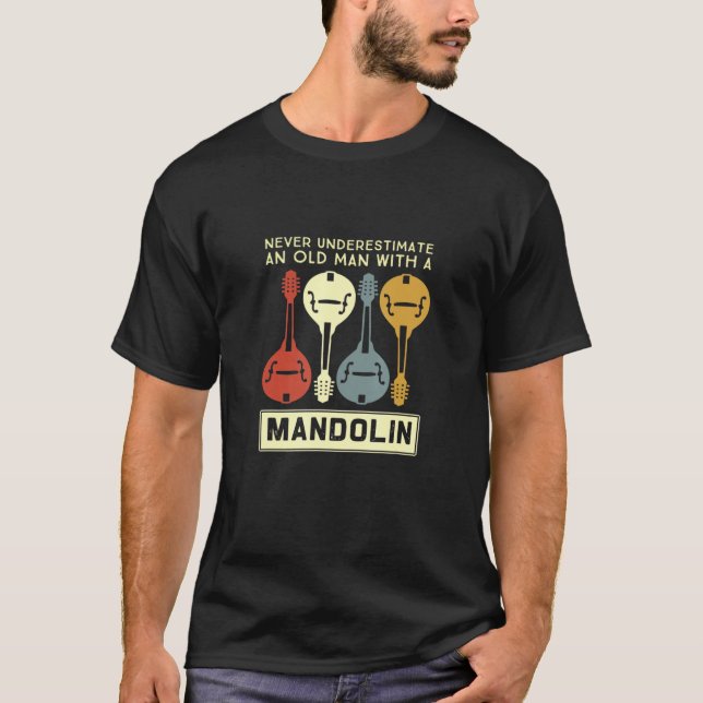 Camiseta Nunca Subestime Um Velho Com Um Mandolim (Frente)