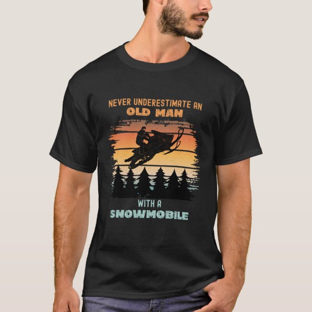 Camiseta Nunca Subestime Um Velho Com Um Movimento De Neve (Frente)