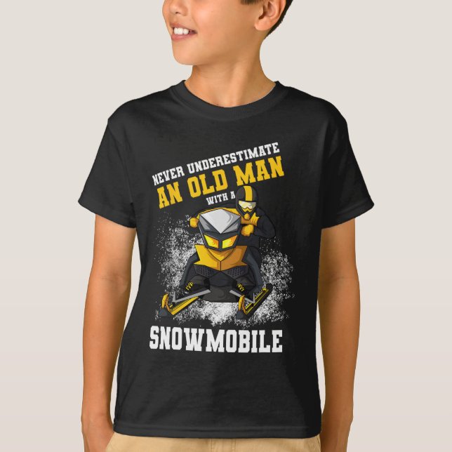 Camiseta Nunca Subestime Um Velho Com Um Movimento De Neve (Frente)