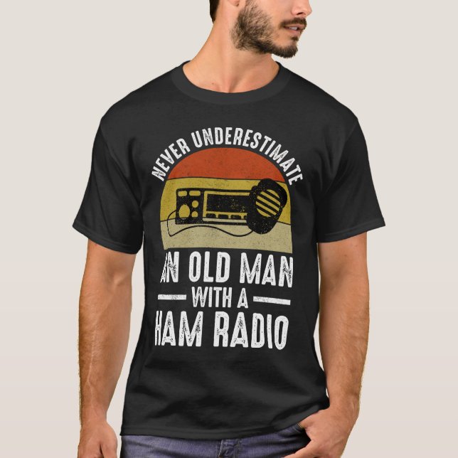 Camiseta Nunca Subestime Um Velho Com Um Rádio Ham (Frente)