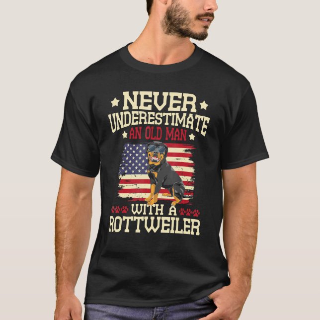Camiseta Nunca Subestime Um Velho Com Um Rottweiler - (Frente)