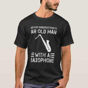 Camiseta Nunca subestime um Velho com um Saxofone