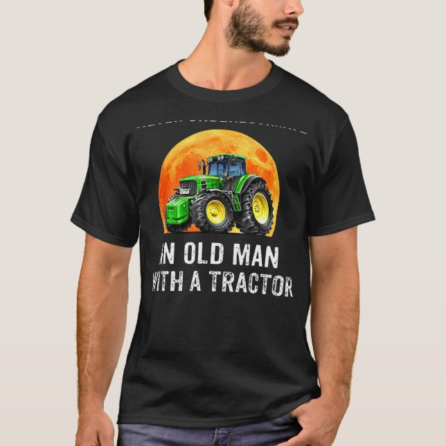Camiseta Nunca Subestime Um Velho Com Um Trator (Frente)