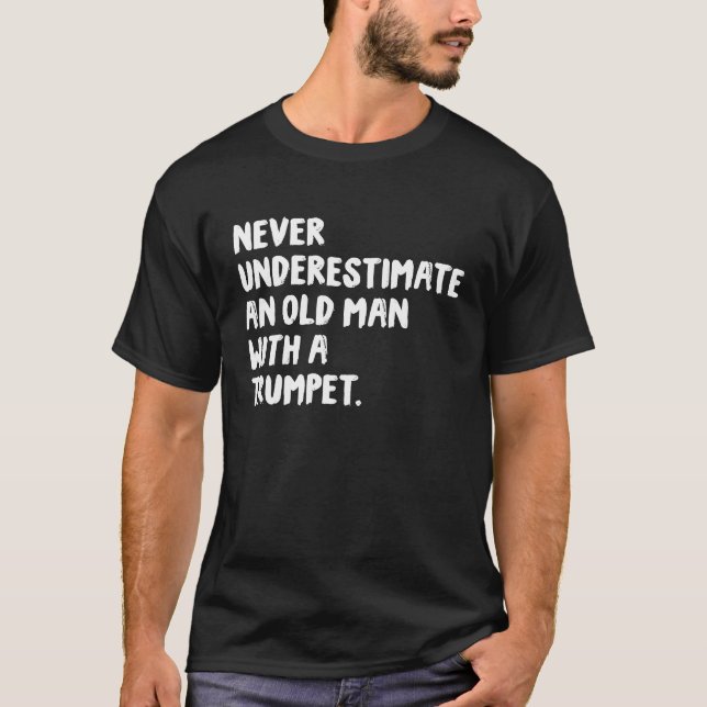 Camiseta Nunca Subestime Um Velho Com Um Tumpete Musi (Frente)