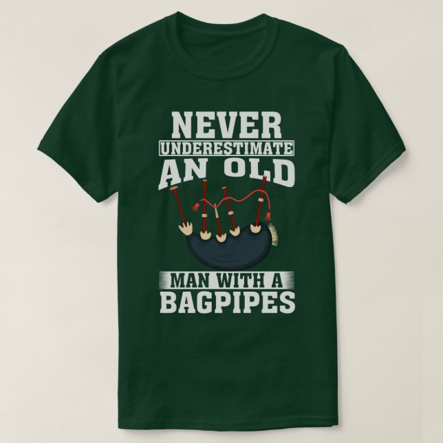 Camiseta Nunca subestime um Velho com Uma Bagcagem (Frente do Design)