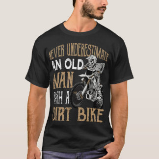Camiseta Nunca subestime um Velho com uma bicicleta de saia