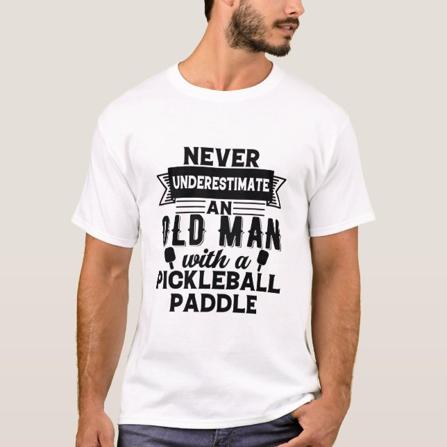 Camiseta nunca subestime um velho com uma bola de picleball (Frente)