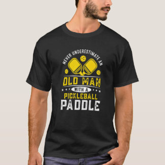 Camiseta Nunca subestime um velho com uma bola de picleball