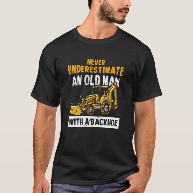 Camiseta Nunca Subestime Um Velho Com Uma Exca De Volta (Frente)